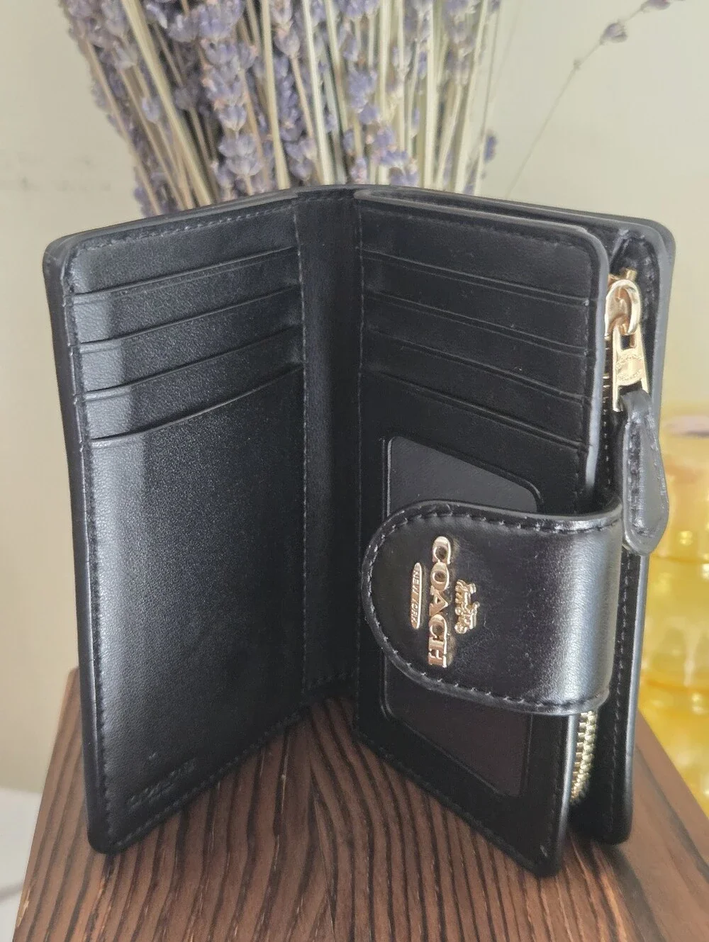 💋Like New Coach Lips Print Black Leather Trifold Wallet💋